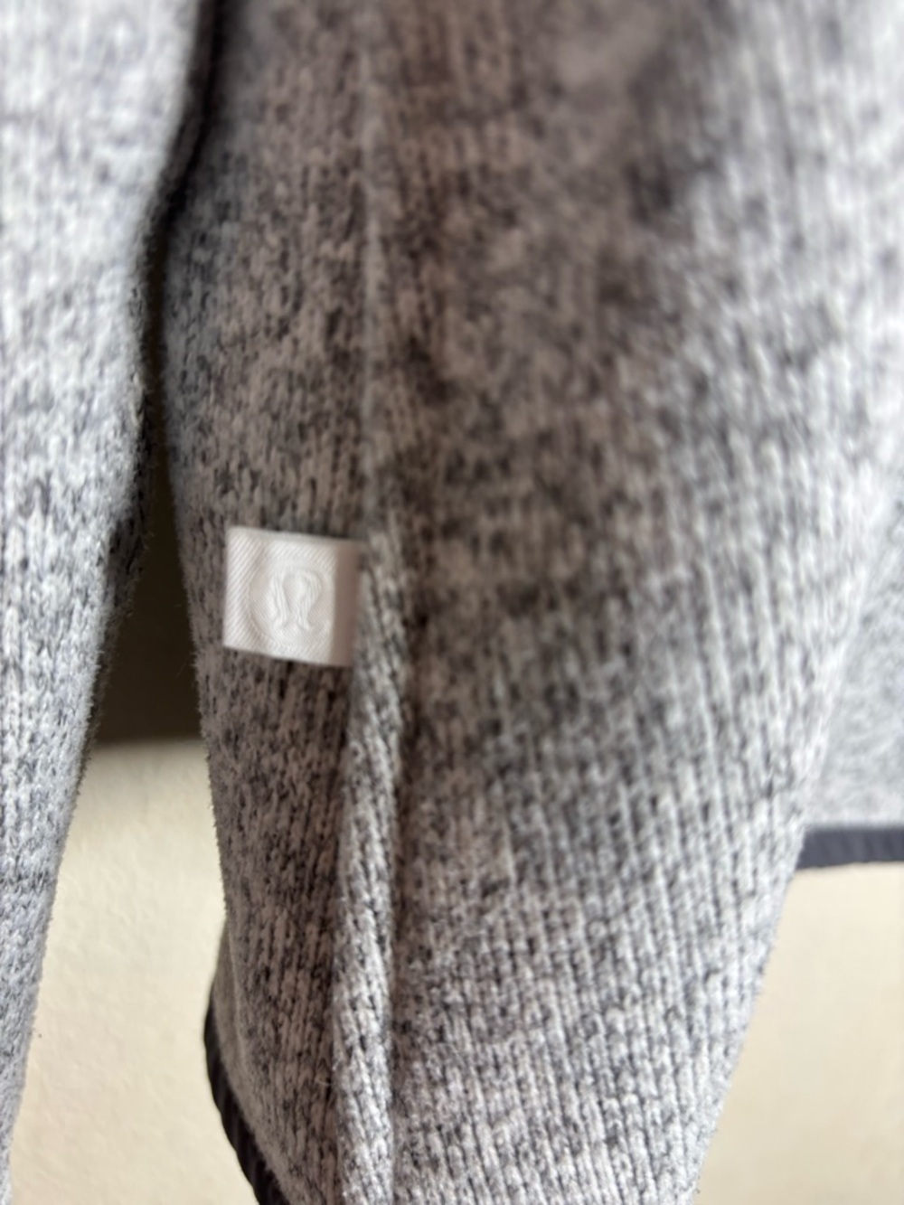Lululemon Its Fleecing Cold Zip Up
Heathered White/Dark Carbon size 8 - Picture 4 of 4